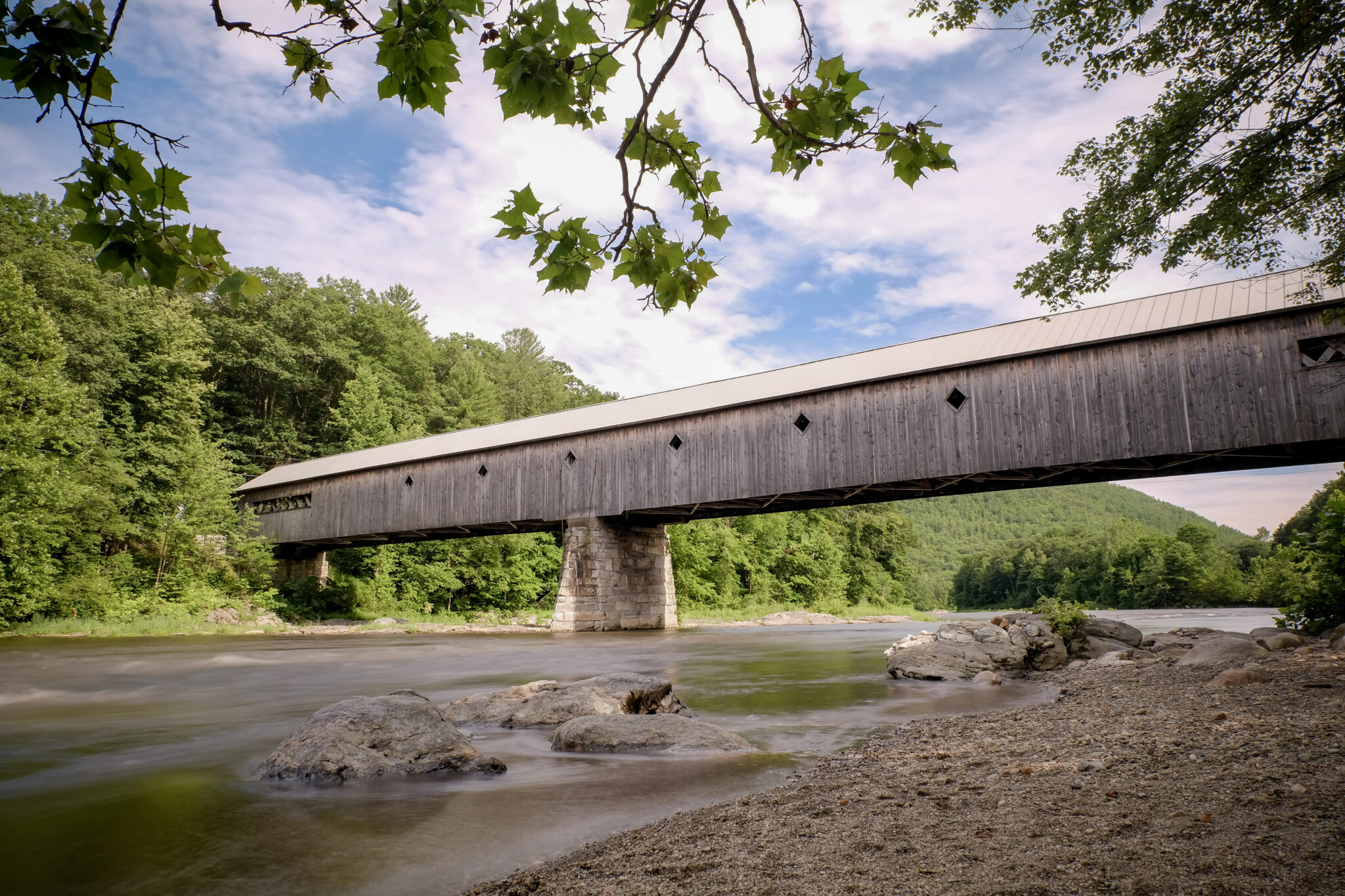 Picture of the Dummerston Covered Bridge, spanning the West River, located in the south of Vermont. – VT SKI + RIDE